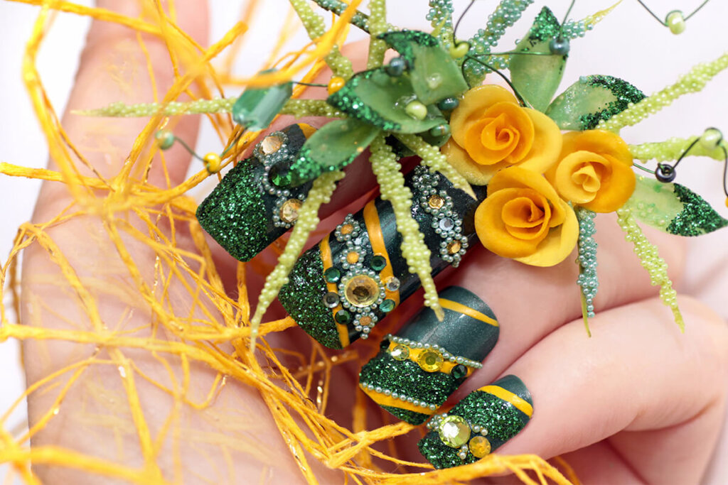 Design green acrylic nails with yellow roses
