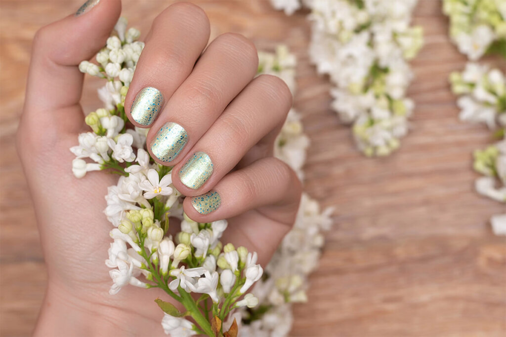 a hand holding a bunch of white flowers